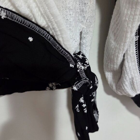 LIKE NEW FREE PEOPLE DEEP SURPLICE V NECK BOHO LONGSLEEVES TOP SIZE MEDIUM - Picture 9 of 15